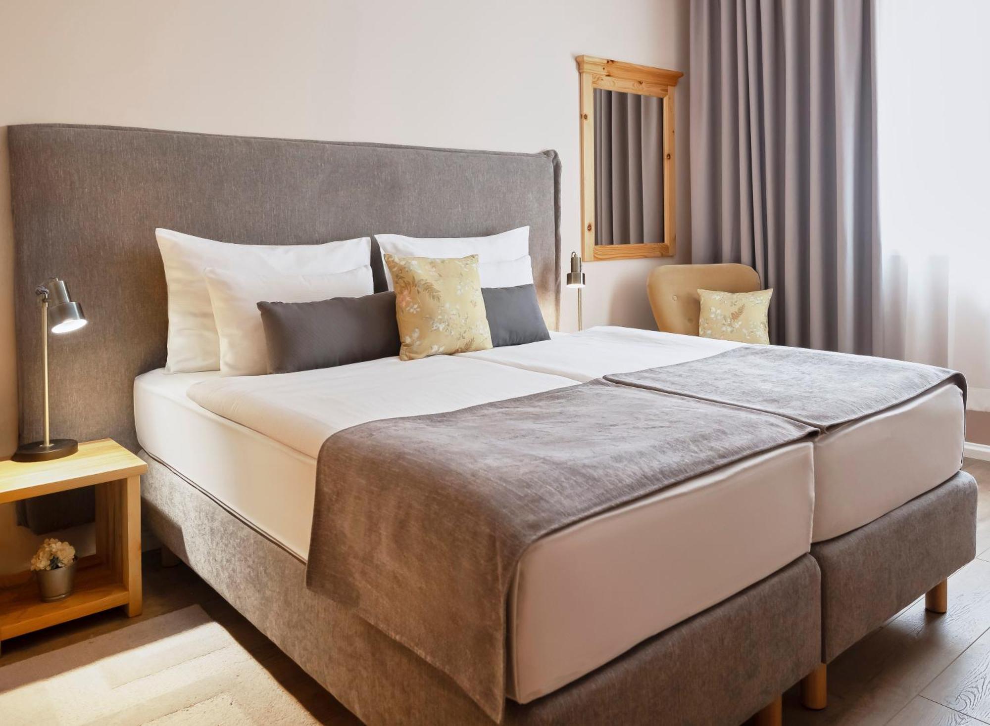 Hotel Kadoor Карловац Экстерьер фото