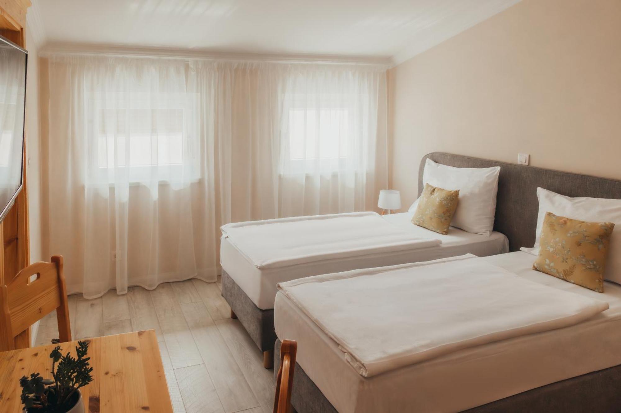 Hotel Kadoor Карловац Экстерьер фото