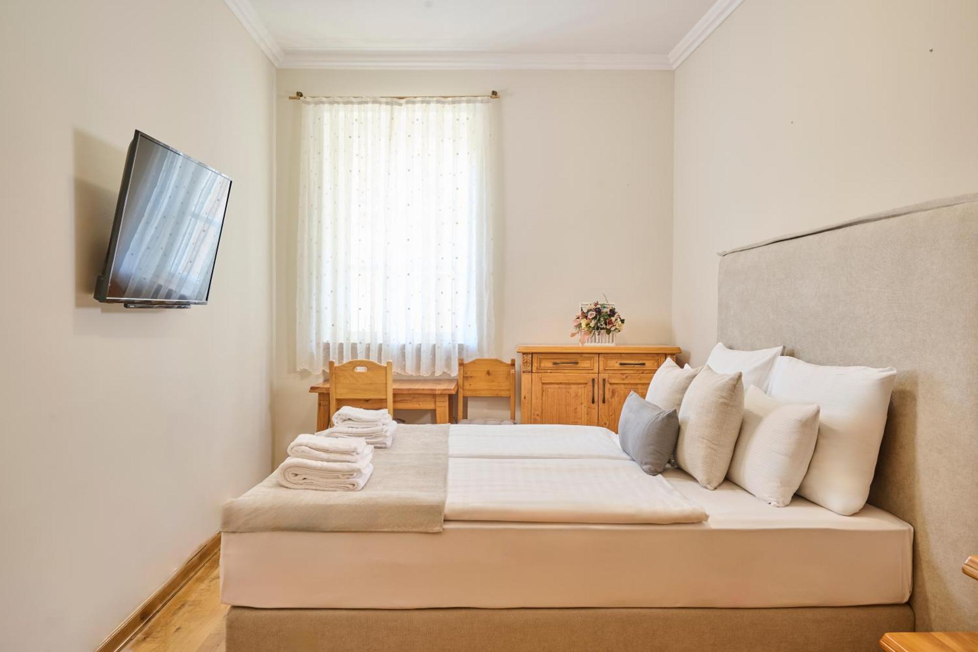 Hotel Kadoor Карловац Экстерьер фото