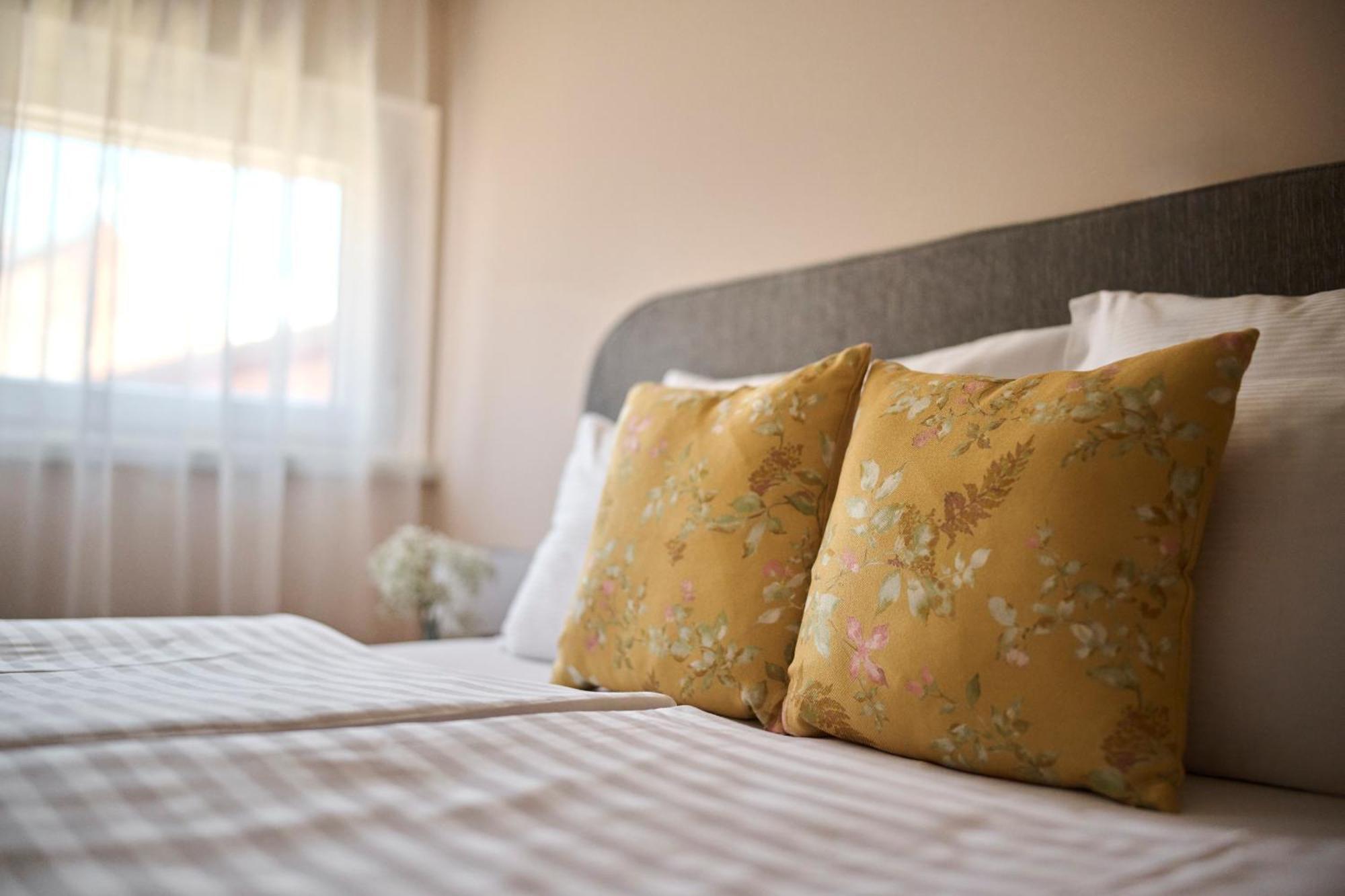 Hotel Kadoor Карловац Экстерьер фото