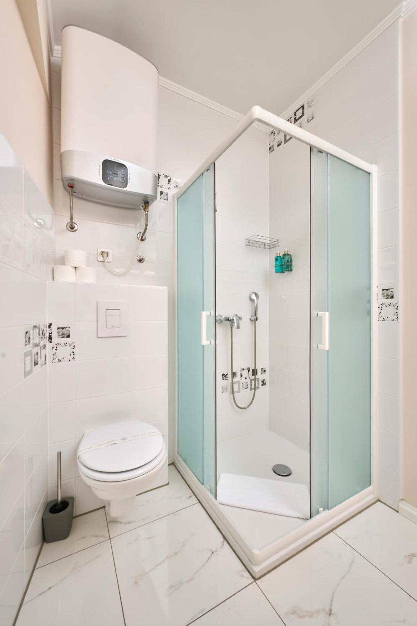 Hotel Kadoor Карловац Экстерьер фото