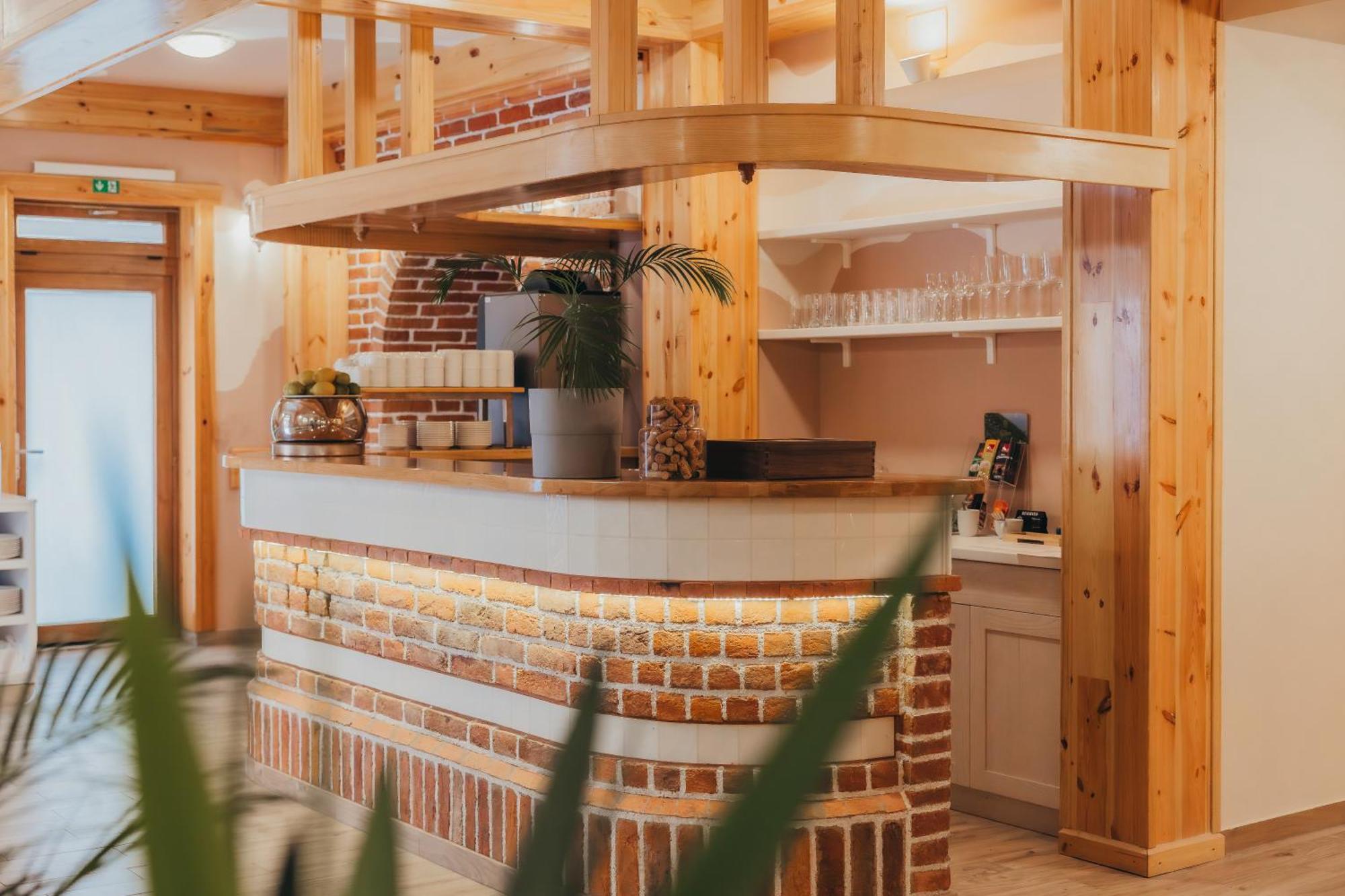 Hotel Kadoor Карловац Экстерьер фото