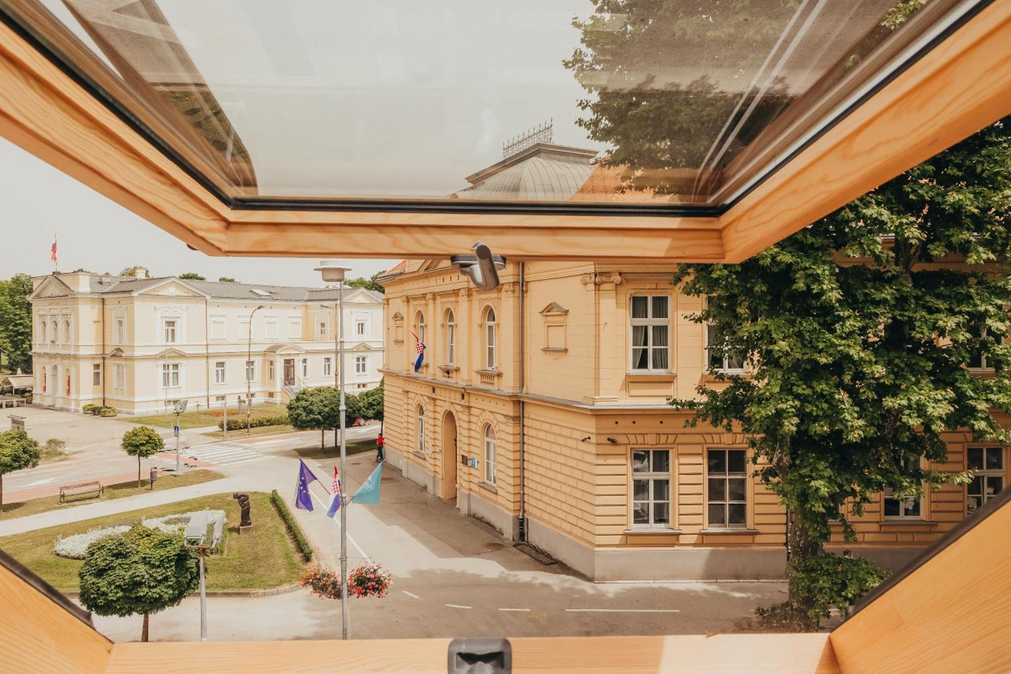 Hotel Kadoor Карловац Экстерьер фото